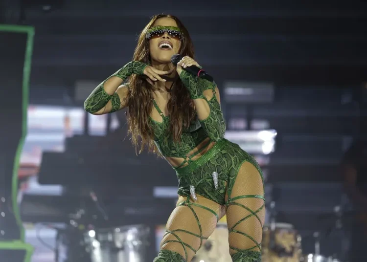 Anitta anuncia que Shakira participará en una de las canciones de su próximo disco