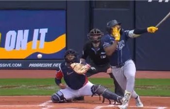 Junior Caminero sale del juego tras golpearse el rostro con un foul