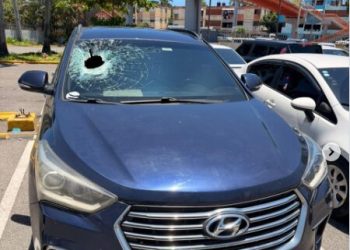 Joven y su abuela resultan heridos tras lanzamiento de peñón en puente de SDE