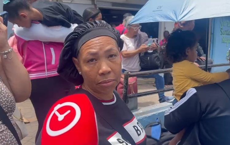 Largas filas y retrasos marcan salida de pasajeros en Santiago por Jueves Santo