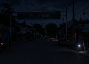 Apagón deja a El Limón en total oscuridad desde el Viernes Santo
