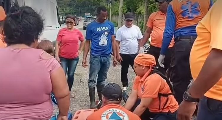 Defensa Civil asiste a dos personas heridas tras atropello en la Autopista Duarte