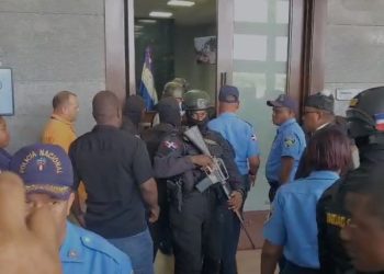 Coronel imputado por agresión es trasladado a sala de audiencia en SDE