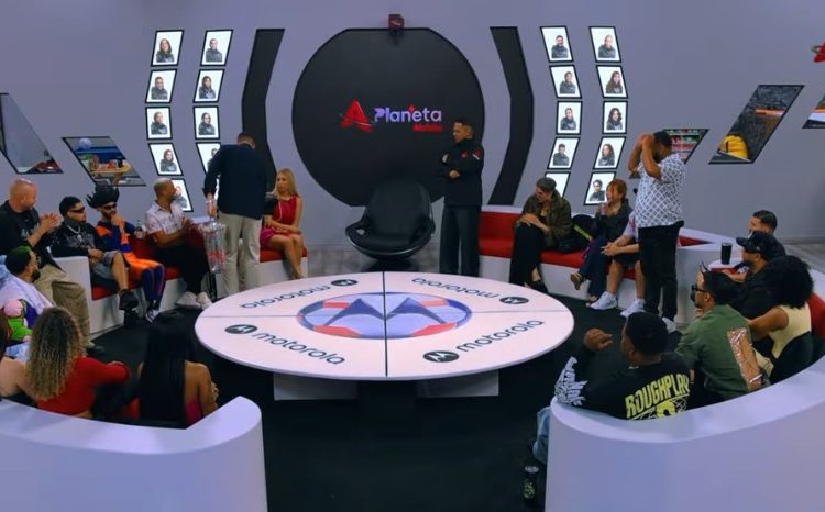 Prime Time de Planeta Alofoke inicia con entrada de Bryan Elton con flores; surge tema con Ana Beato