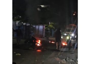 Quema de gomas y cierre de calle en Ramón Cáceres de Moca por obra inconclusa