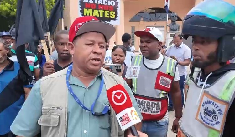 Residentes de la avenida Ecológica protestan frente al Palacio Nacional contra desalojos