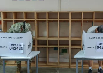 Cierran los centros de votación en Perú e inicia un escrutinio que se prevé largo y lento