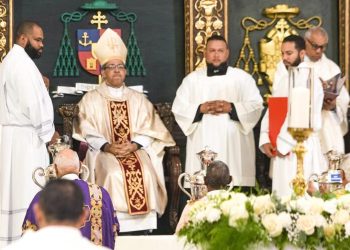 Celebran Misa Crismal en la Catedral Primada de América presidida por arzobispo Carlos Tomás Morel Durán