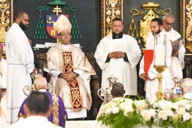 Celebran Misa Crismal en la Catedral Primada de América presidida por arzobispo Carlos Tomás Morel Durán