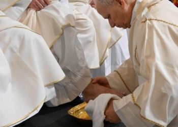 El papa lamenta una humanidad «de rodillas» por tanta brutalidad en misa de Cena del Señor