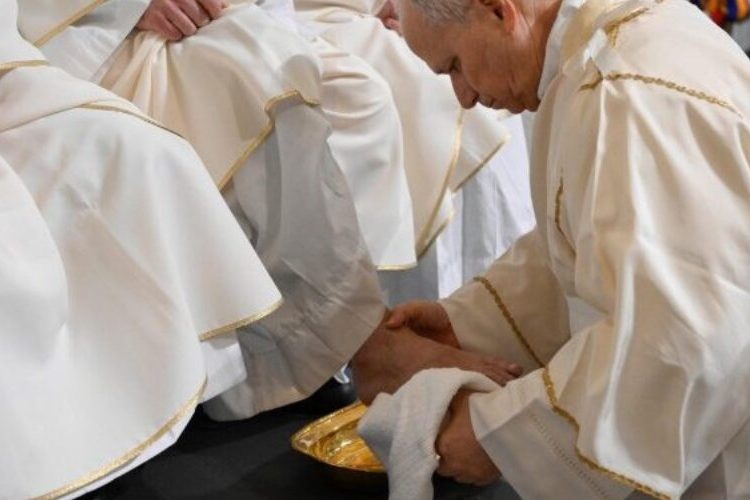 El papa lamenta una humanidad «de rodillas» por tanta brutalidad en misa de Cena del Señor