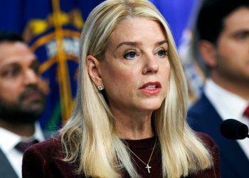 Trump destituye a la fiscal general, Pam Bondi