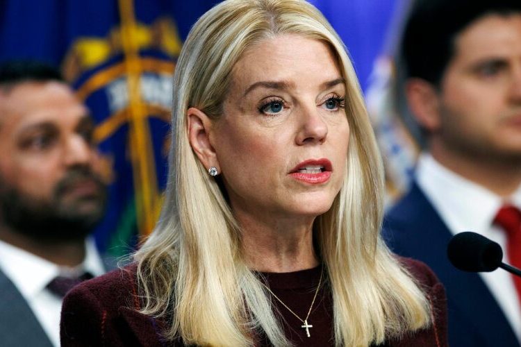 Trump destituye a la fiscal general, Pam Bondi