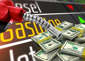 El precio de la gasolina en EEUU sube a 4,08 dólares por galón por primera vez desde 2022