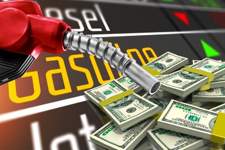 El precio de la gasolina en EEUU sube a 4,08 dólares por galón por primera vez desde 2022