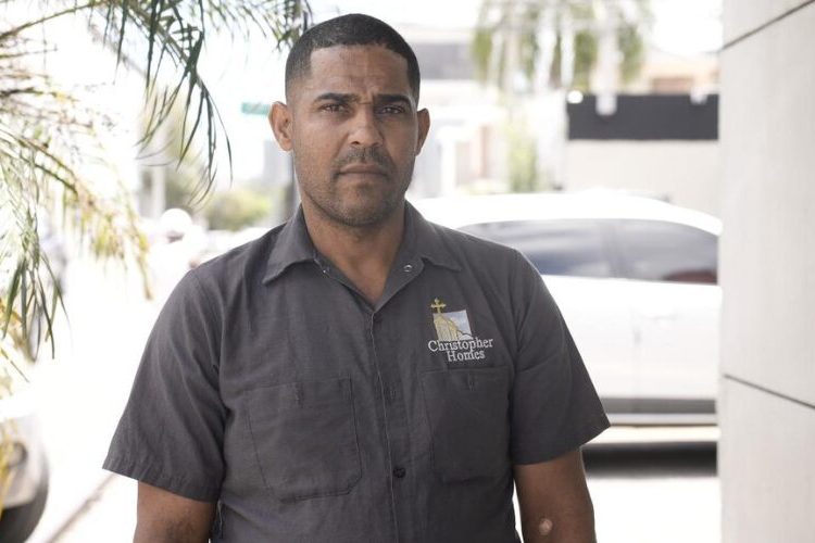 Hombre de Salcedo denuncia que abogado cobró 80,000 pesos y abandonó proceso de herencia familiar