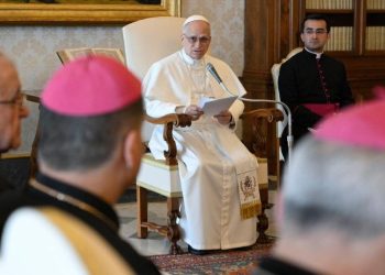 Dios no bendice las guerras y los cristianos no apoyan a quienes bombardean, dice el papa