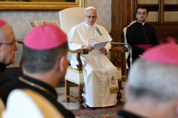 Dios no bendice las guerras y los cristianos no apoyan a quienes bombardean, dice el papa