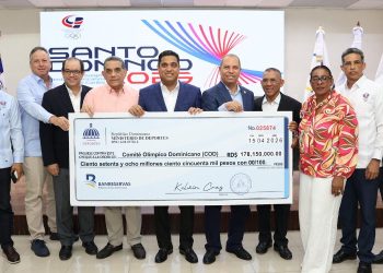 Ministro Kelvin Cruz entrega RD$178 millones más al COD para preparación de atletas