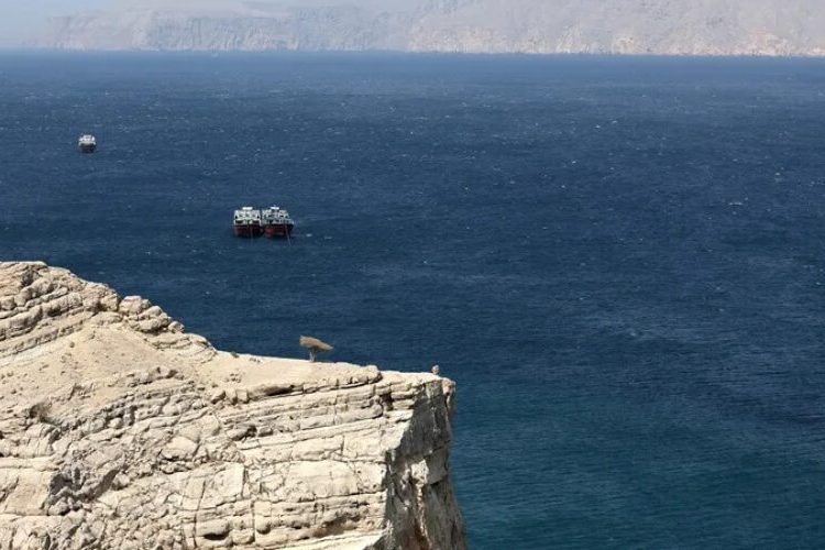 Irán reabre Ormuz, pero amenaza con cerrarlo de nuevo por el bloqueo naval de EE.UU.