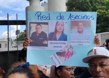 Protestan en Santiago por muerte de mujer en cirugía estética; denuncian retrasos en investigación