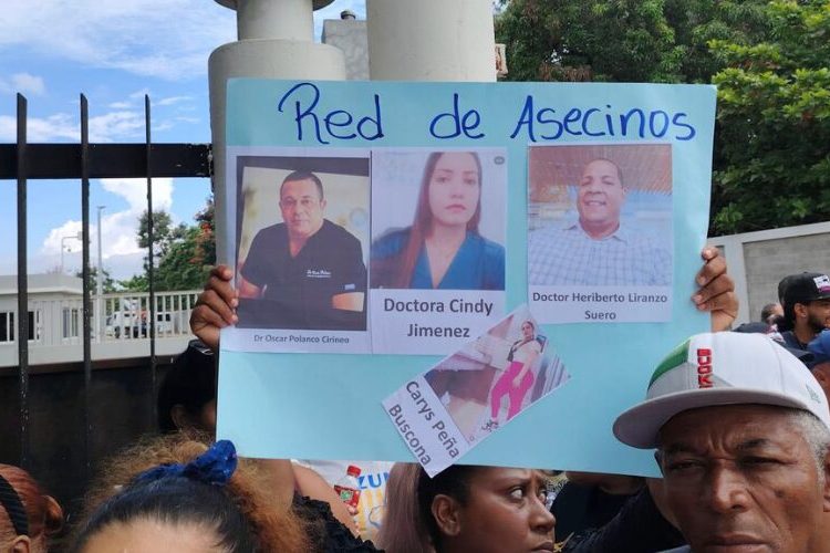 Protestan en Santiago por muerte de mujer en cirugía estética; denuncian retrasos en investigación