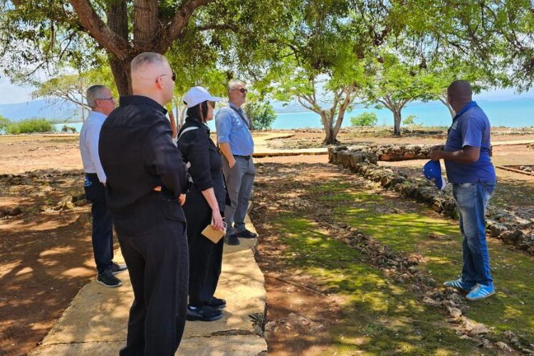Arqueólogo Harun Özdaş realiza recorrido técnico en La Isabela