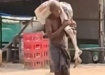 Un hombre lleva el cadáver de su hermana a un banco en la India para retirar su dinero