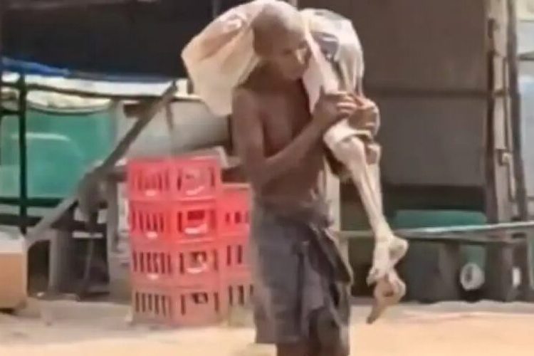 Un hombre lleva el cadáver de su hermana a un banco en la India para retirar su dinero