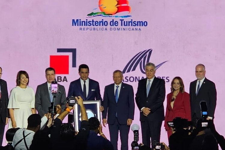 Sector bancario reconoce a David Collado por aportes al turismo
