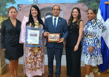 Alcaldía de Miami-Dade y Consulado Dominicano en Miami reconocen trayectoria de Giannina Azar