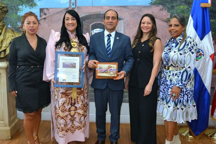 Alcaldía de Miami-Dade y Consulado Dominicano en Miami reconocen trayectoria de Giannina Azar