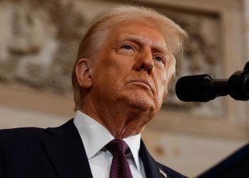 Trump amenaza con aranceles a quien venda armas a Irán y habla de un cambio de régimen