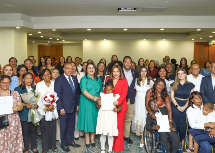 Supérate gradúa primer grupo de madres y padres en cuidados y apoyo a personas con discapacidad
