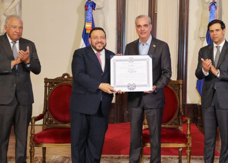 Abinader condecora de manera póstuma al expresidente Ulises Francisco Espaillat