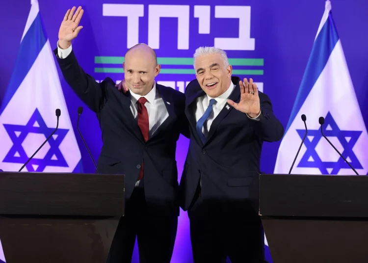 El líder de la oposición israelí y el ex primer ministro se alían en Juntos, el partido que quiere echar a Netanyahu del gobierno