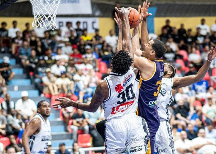 Marineros amargan debut de Héroes con triple sobre la chicharra