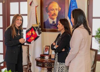 Embajadora de EE. UU. y Carolina Mejía refuerzan cooperación en reunión en la Ciudad Colonial
