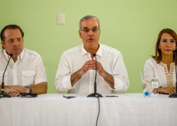 Abinader anuncia construcción de 112 apartamentos para afectados por las lluvias en Villa Montellano, Puerto Plata