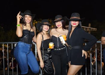 Sombreros y botas, los grandes protagonistas de los looks del concierto de Nodal