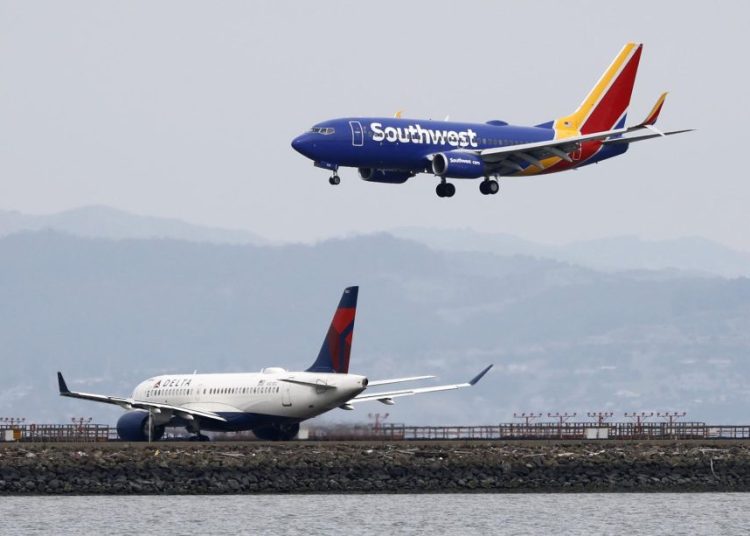 La guerra en Oriente Medio dispara los precios del combustible y presiona a las aerolíneas