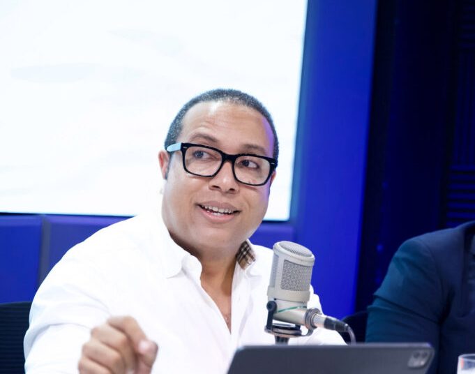 Gobierno atrapado: Eliseo Almánzar denuncia gasto corriente desbordado y «festival de pensiones»
