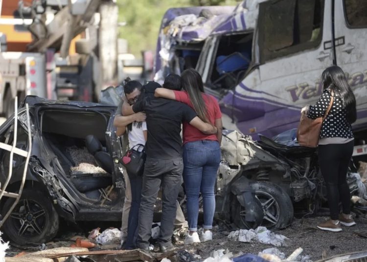 Ascienden a 19 los civiles muertos por el ataque con una bomba en la Vía Panamericana en Colombia