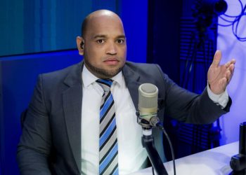 Jonatan Familia califica de «chantaje» críticas a licitaciones de INABIE y defiende integridad de Adolfo Pérez