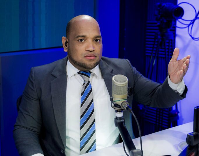 Jonatan Familia califica de «chantaje» críticas a licitaciones de INABIE y defiende integridad de Adolfo Pérez