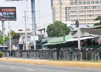 Amplio operativo policial ejecuta desalojo en plaza Teleofertas