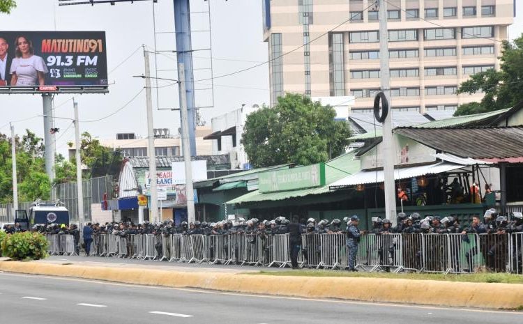 Amplio operativo policial ejecuta desalojo en plaza Teleofertas