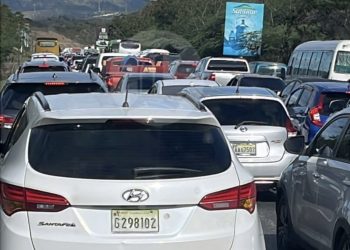 Fuerte taponamiento en la Circunvalación de Baní este Jueves Santo pese a la medida de un solo sentido
