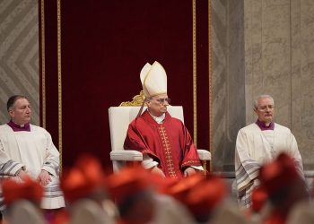 El papa alerta contra las noticias falsas que «oscurecen» la verdad y pide invocar la paz