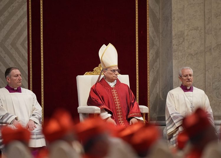 El papa alerta contra las noticias falsas que «oscurecen» la verdad y pide invocar la paz